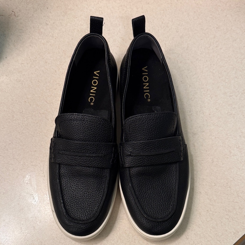 Vionic Women’s Chantel Black and White Loafers
